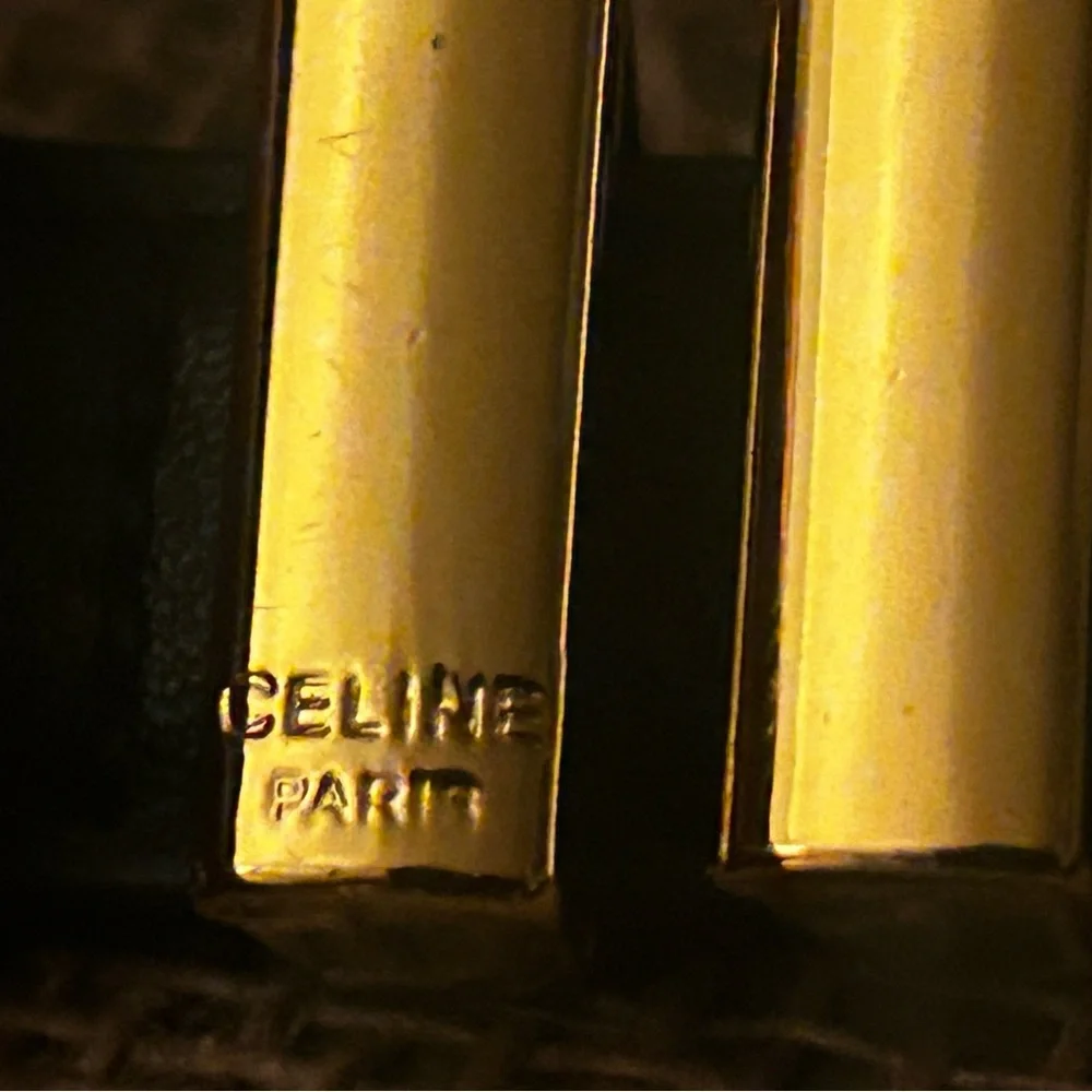 CÉLINE Paris Black Leather Belt – Classic and Elegant.